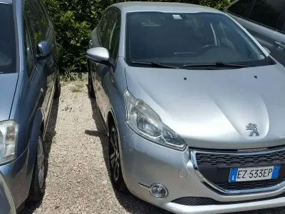 Usata Peugeot 208 Allure 95 CV (69 kW) 2015 Argento Utilitaria