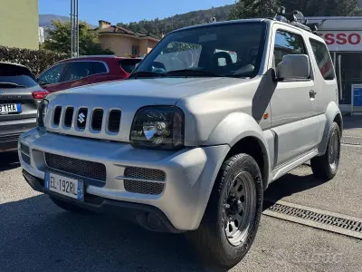 Usata Suzuki Jimny 85 CV (62 kW) 2012 Grigio SUV