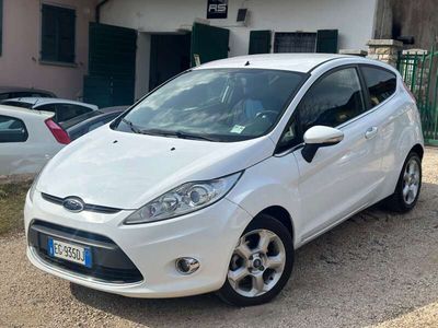 Usata Ford Fiesta Titanium 82 CV (60 kW) 2010 Bianco Utilitaria