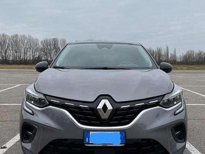Usata Renault Captur Engineered 94 CV (69 kW) 2023 Grigio SUV