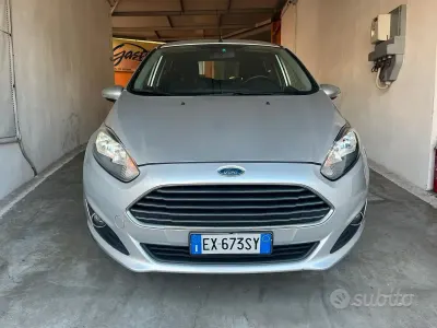 Usado Ford Fiesta Titanium 80 HP (58 kW) 2015 Cinzento Citadino