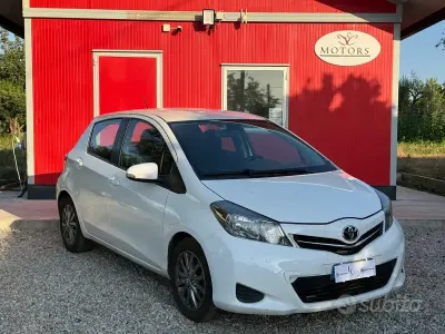 Usata Toyota Yaris Lounge 90 CV (66 kW) 2011 Bianco Utilitaria