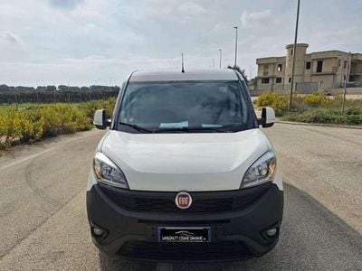Usata Fiat Doblò Lounge 105 CV (77 kW) 2022 Bianco Monovolume