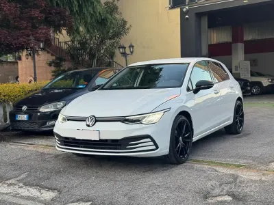 Begagnad VW Golf VIII R-line 130 HK (95 kW) 2022 Vit Sedan