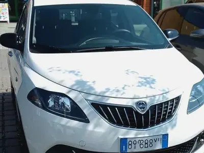 Usata Lancia Ypsilon 69 CV (50 kW) 2024 Bianco Utilitaria