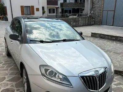 Usata Lancia Delta 150 CV (110 kW) 2008 Grigio Utilitaria
