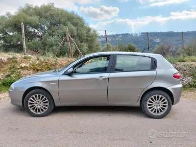 Usata Alfa Romeo 147 116 CV (85 kW) 2006 Grigio Utilitaria