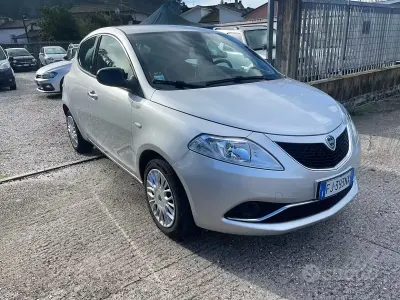 Usata Lancia Ypsilon Gold 69 CV (50 kW) 2017 Grigio Utilitaria