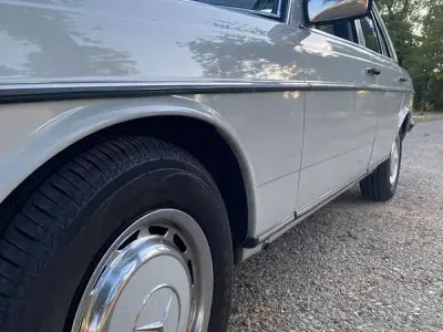 Usata Mercedes 200 109 CV (80 kW) 1978 Bianco Berlina