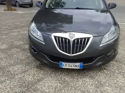 Usata Lancia Delta 120 CV (88 kW) 2014 Grigio Utilitaria
