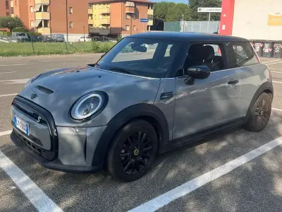 Usata Mini Cooper SE Essential 75 kW (102 CV) 2023 Grigio Utilitaria