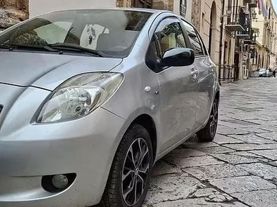 Begagnad Toyota Yaris 90 HK (66 kW) 2008 Grå Halvkombi
