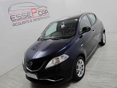 Begagnad Lancia Ypsilon Platinum 69 HK (50 kW) 2017 Blå Halvkombi