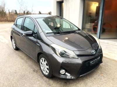 Usata Toyota Yaris Hybrid Lounge 75 CV (55 kW) 2014 Grigio Berlina