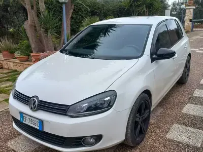 Usata VW Golf VI 105 CV (77 kW) 2011 Bianco Utilitaria