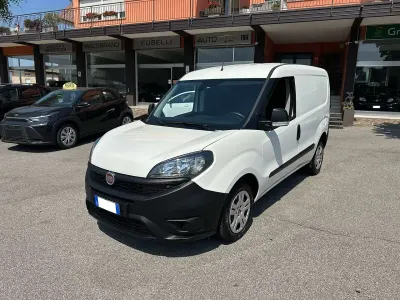 Usata Fiat Doblò Lounge 105 CV (77 kW) 2022 Bianco Monovolume