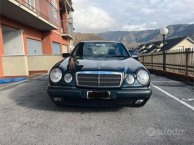 Usata Mercedes E200 Elegance 136 CV (100 kW) 1996 Blu Berlina
