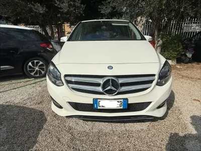 Usata Mercedes B180 Business 109 CV (80 kW) 2015 Bianco Utilitaria
