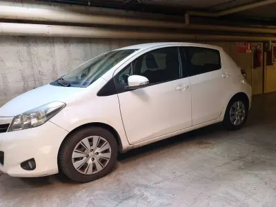 Begagnad Toyota Yaris Trend 69 HK (50 kW) 2013 Vit Halvkombi