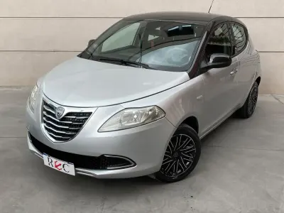 Usata Lancia Ypsilon 69 CV (50 kW) 2014 Argento Utilitaria