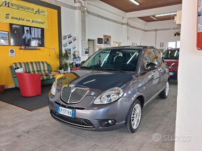 Gebraucht Lancia Ypsilon 75 PS (55 kW) 2012 Grau Kleinwagen
