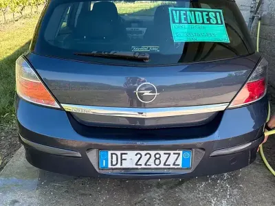 Usata Opel Astra 90 CV (66 kW) 2007 Blu Berlina