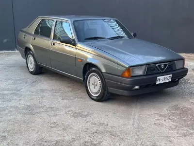 Usata Alfa Romeo 75 105 CV (77 kW) 1990 Bluazzurro Berlina