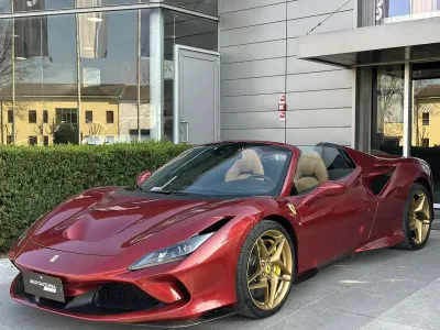 Usata Ferrari F8 721 CV (530 kW) 2022 Rosso Cabrio