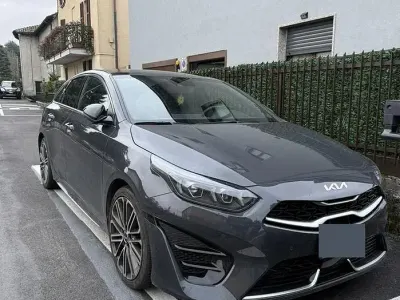Usado Kia ProCeed GT-Line 160 CV (117 kW) 2023 Gris Familiar