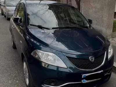 Usata Lancia Ypsilon Gold 60 CV (44 kW) 2017 Bluazzurro Utilitaria