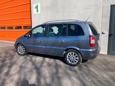 Usata Opel Zafira 2004 Grigio Monovolume