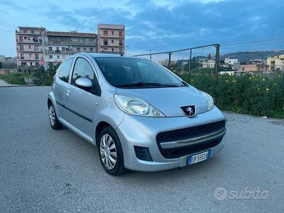 Usata Peugeot 107 68 CV (50 kW) 2010 Grigio Utilitaria