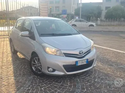 Usata Toyota Yaris Lounge 90 CV (66 kW) 2014 Grigio Utilitaria