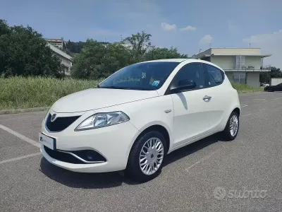 Usata Lancia Ypsilon 69 CV (50 kW) 2016 Bianco Utilitaria