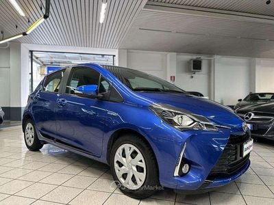 Usata Toyota Yaris Hybrid Cool 73 CV (53 kW) 2018 Blu Berlina