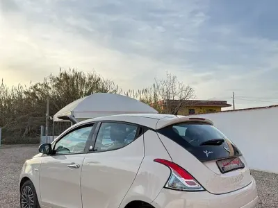 Usado Lancia Ypsilon Gold 69 HP (50 kW) 2015 Bege Citadino