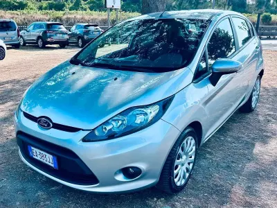 Usata Ford Fiesta 82 CV (60 kW) 2010 Argento Berlina