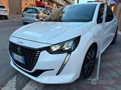 Usata Peugeot 208 Allure 102 CV (75 kW) 2022 Bianco Utilitaria