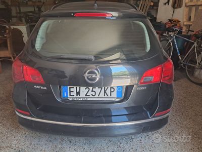 Usata Opel Astra 110 CV (80 kW) 2014 Nero Station wagon