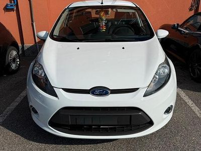 Usata Ford Fiesta Titanium 68 CV (50 kW) 2012 Bianco Utilitaria