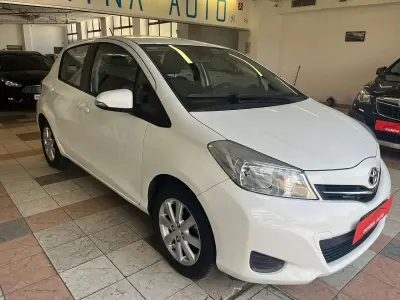 Usata Toyota Yaris Lounge 69 CV (50 kW) 2012 Bianco Utilitaria