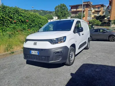 Usata Fiat Doblò 131 CV (96 kW) 2023 Bianco pastello Monovolume