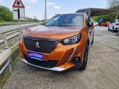 Usata Peugeot 2008 Allure 131 CV (96 kW) 2022 Arancione SUV