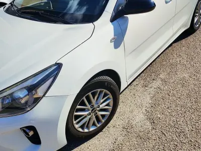 Usata Kia Rio Active 84 CV (61 kW) 2017 Bianco Berlina