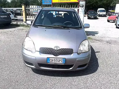 Usata Toyota Yaris Sol 65 CV (47 kW) 2003 Marrone Berlina
