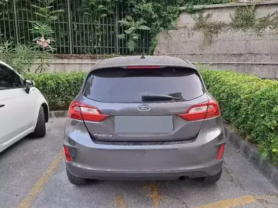 Usata Ford Fiesta 85 CV (62 kW) 2017 Grigio Utilitaria