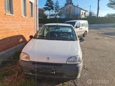 Usata Renault Clio 58 CV (42 kW) 1997 Bianco Utilitaria