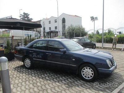 Usata Mercedes E250 Avantgarde 112 CV (82 kW) 1996 Blu Berlina