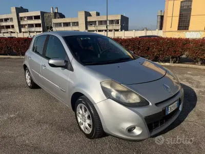 Usata Renault Clio II Dynamique 101 CV (74 kW) 2010 Grigio Berlina