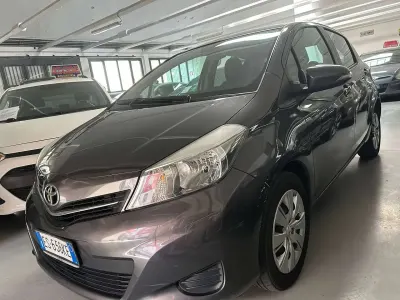 Usata Toyota Yaris 69 CV (50 kW) 2013 Grigio Utilitaria